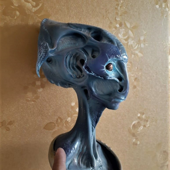 Alein bust image